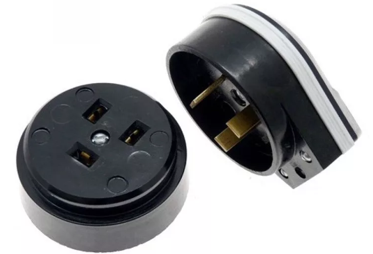 В качестве дополнительной комплектации, розетки для варочных плит могут совмещаться в один блок с обычными розетками. Это удобно, если помимо электропечи требуется одновременно подключать вытяжку, микроволновку, или другие кухонные приборы. Также они могут снабжаться откидной крышкой, защищающей находящиеся под напряжением клеммы от случайного попадания влаги. Имеются также модификации, снабжённые внутренним устройством отключения при перегрузке. Здесь оно выступает дублирующим элементом УЗО, установленного в электрощитовой.