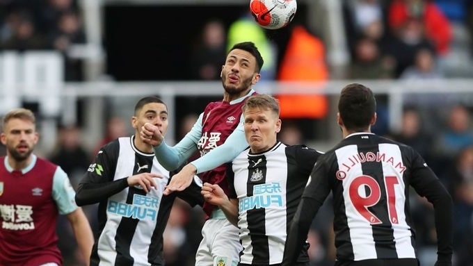 Футболисты Ньюкасла в матче Премьер-Лиги против Бернли весной 2020 году. / Фото: Reuters