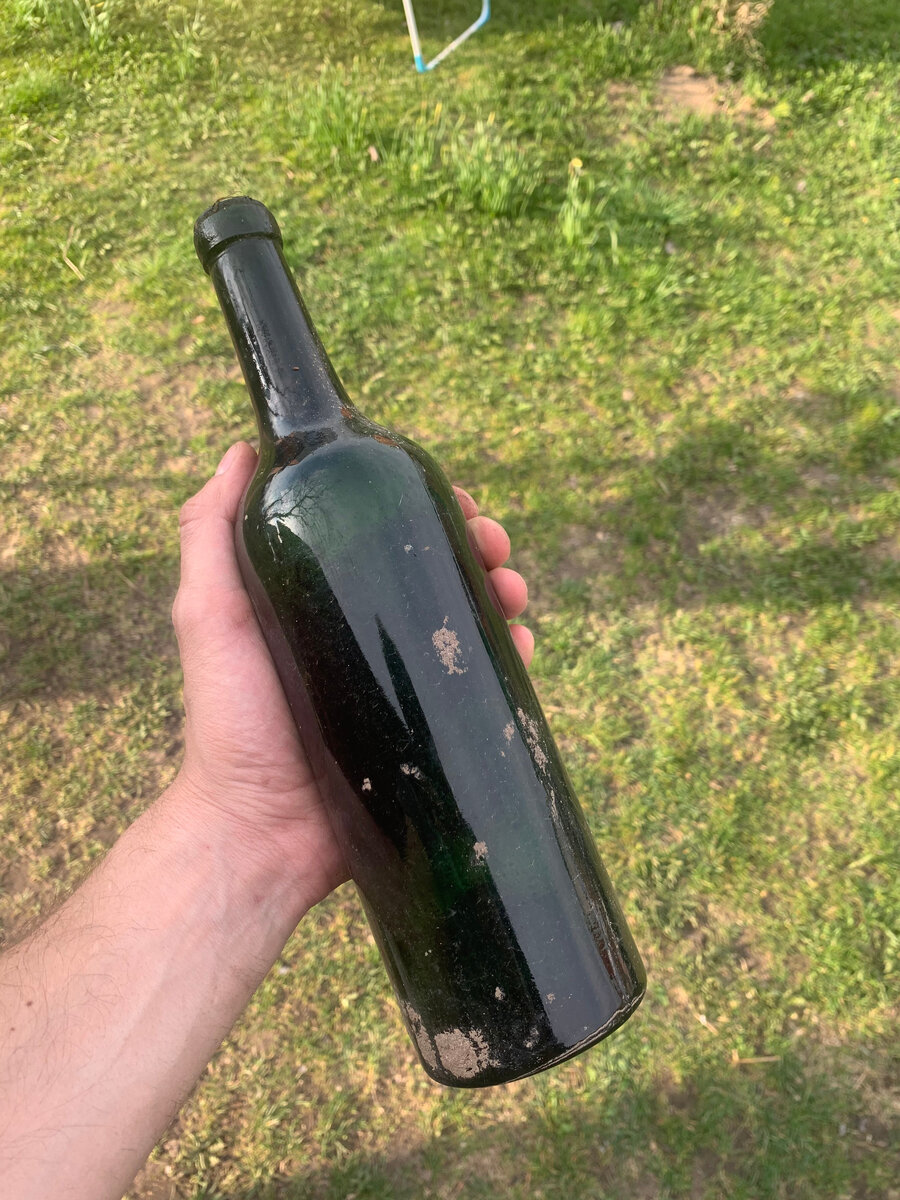 Бутыль с керосином 1939 года, найденная случайно при поиске клада с металлоискателем.