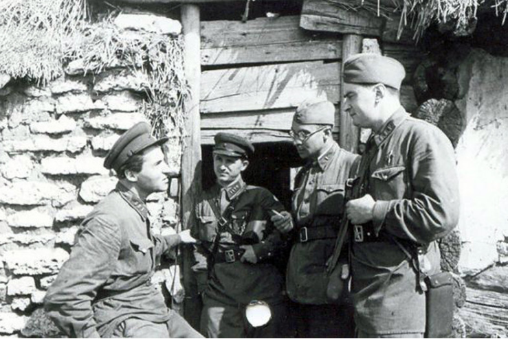 Вот так выглядели военные корреспонденты. Симонов сидит. 