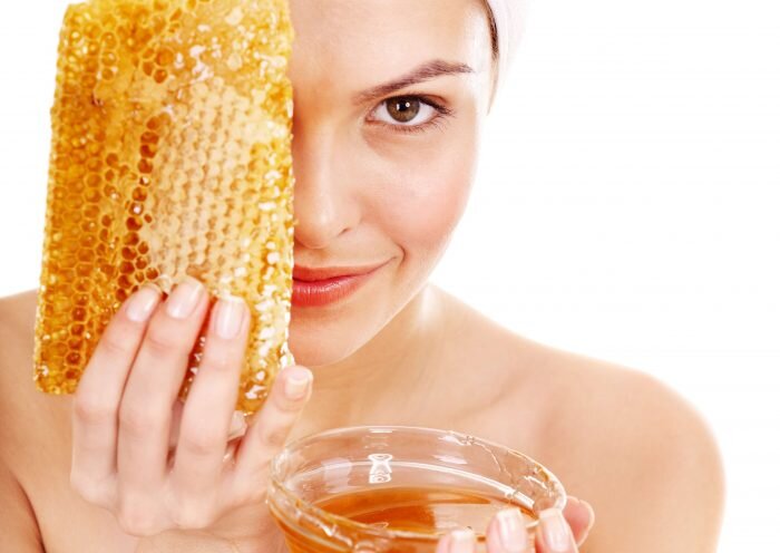 С медом можно делать маски для лица от черных точек