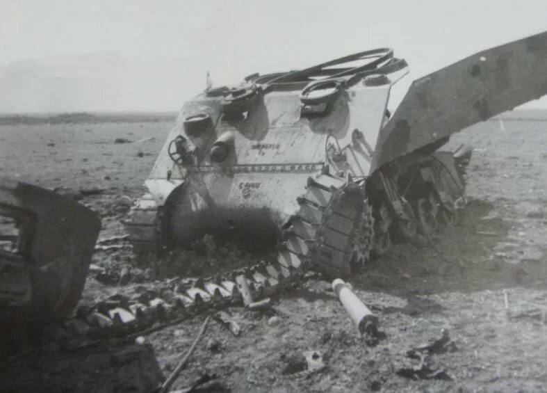 Каждый второй танк и каждый третий снаряд. Танк Шерман 1943. Шерман подбитый тигром. Шерман подбитый на Окинаве.