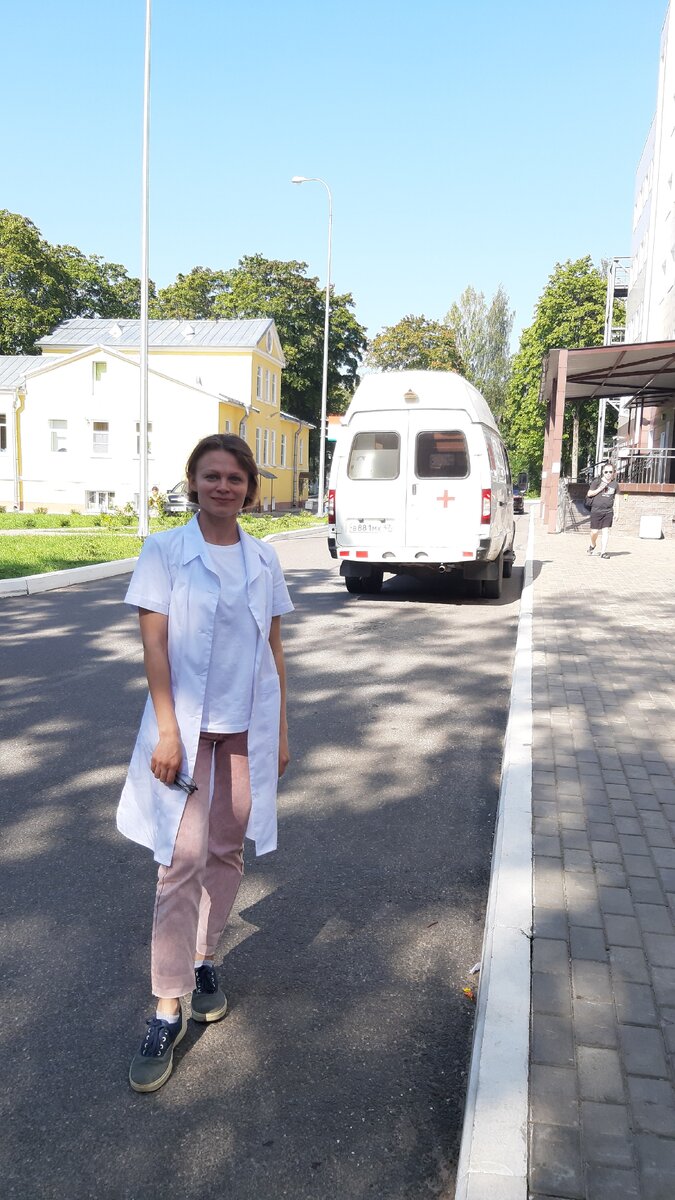 Я во дворе больницы