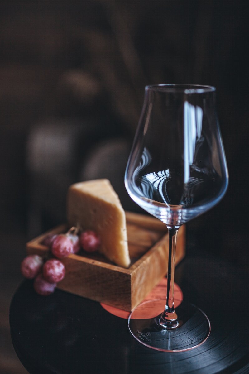 Классическое сочетание вина и сыра является довольно спорным: неправильно подобранное может испортить вкус обоих продуктов, а идеальная комбинация, напротив, пробудит гастрономическое удовольствие.
⠀
Наилучшее сочетание вина и сыра определяется рядом простых правил:
❗ сохраняй пост, чтобы не потерять
✅ красные вина лучше сочетаются с твёрдыми сырами, а сухие белые вина — с мягкими, кремистыми.
✅ если вино бочковое — сыр к нему не подойдёт, так как сочетание его с древесиной не самое удачное.
✅ интенсивные вина хорошо сочетаются с сырами с сильным ароматом, а лёгкие фруктовые вина подойдут больше кремистым, мягким сырам.
✅ чем более зрелый сыр, тем более выдержанное вино к нему подходит.
⠀
А теперь перейдём к конкретным примерам:
▪️Свежие сыры ( Моцарелла, Фета) + лёгкие белые или розовые вина (Rimo Cotes de Provence AOC Domaine de Rimauresq)
▪️Неваренные пресованные сыры ( Чеддер, Эдамер) + средне и полнотельные красные вина (Vignerons de Caractere, "Collection du Rhone" Chateauneuf-du-Pape AOС)
▪️Вареные пресованные сыры (Пармезан, Грюйер, Бофор) + красные фруктовые вина и легкие белые и игристые белые (DOCG Valdobbiadene Prosecco Prior Superiore Brut Bortolomiol).
▪️Мягкие сыры с плесневой корочкой ( Бри, Камамбер) + любые белые вина и десертные вина (Jerez "Elegante" Cream).
▪️Голубые сыры с плесенью (Рокфор, Горгонзола) + десертные вина и ароматические белые вина ( A. Diehl, Gewurztraminer).
⠀
А если ты хочешь эксперта по сырам, то @provino.ustinova тебе в помощь
⠀
Была ли полезна тебе эта информация?

#вайнхак