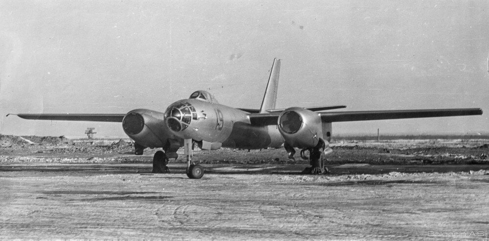 Аэропорт г.Хабаровск, 1965 год. Ил-28П. Автор фото: Болгарин А. С. 