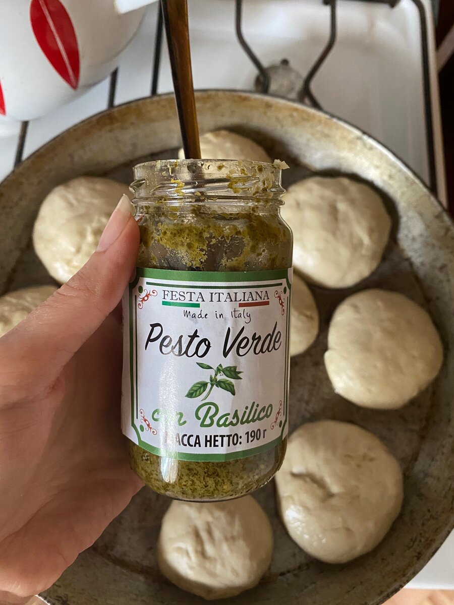 Я выпекала их много раз, вкуснее всего получается с песто, но вместо него можете добавить другую ароматную зелень типа орегано, майорана и т.п.