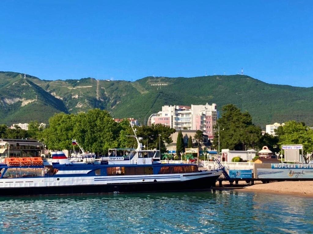 вид на Маркотхский хребет с пристани 