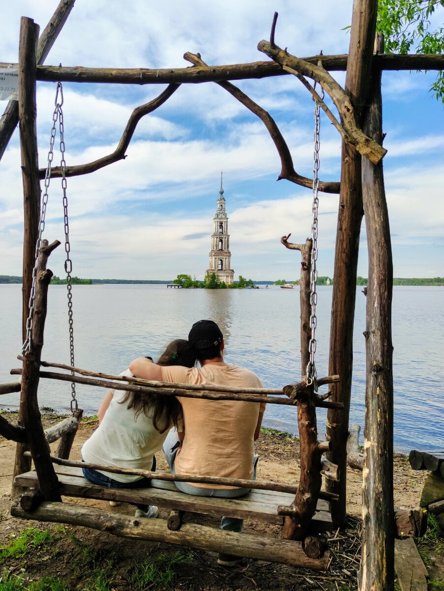 Затопленная колокольня в Калязине