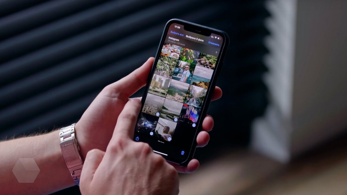 iPhone в руках