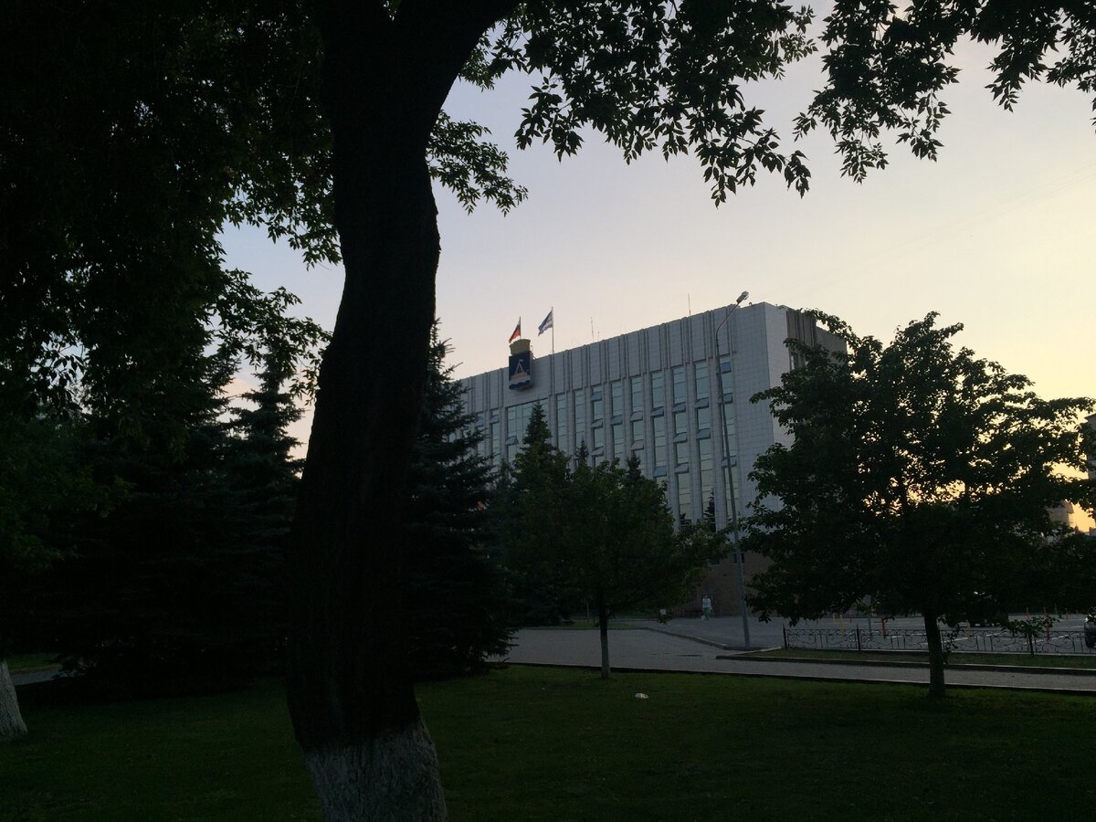 На городской площади, по адресу улица Первомайска, 20 расположено восьмиэтажное здание администрации города Тюмени. Нигде не смогла найти, когда была построена площадь. Лишь по данным реестра значится «Распоряжение Администрации города Тюмени №1277-рк от 10.12.2010 г.»