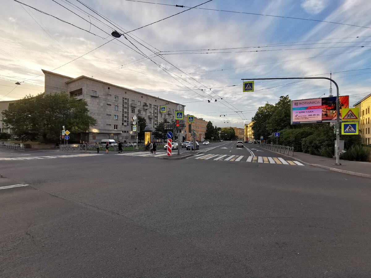 Место съёмки – Петропавловский мост через Карповку.