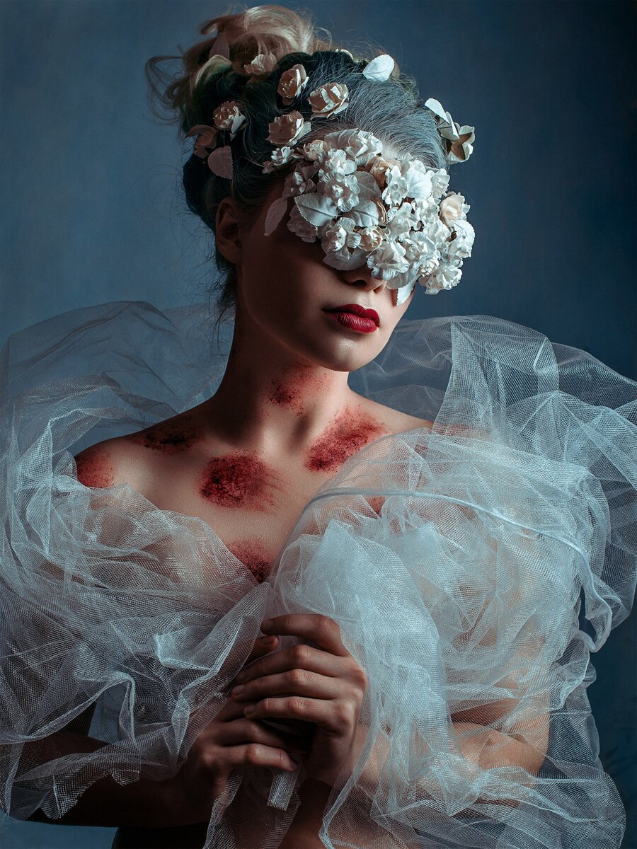 Я не приемлю лжи в отношениях. Меня перекорёживает каждый раз, когда знакомые мужчины мне с восторгом рассказывают, что уже не единожды обманывали своих женщин и не были пойманы на этом. 
 
Для меня каждая ложь - это маленькое предательство. Желание подняться в глазах женщины или, наоборот, не упасть слишком низко. 
 
Я не воспринимаю даже так называемую ложь во благо, когда предпочитают что-то скрыть, чтобы якобы не ранить свою женщину. Ну измены, например. Чтобы не ранить женщину, не надо свинячить. Изменять не надо. 
 
Когда изменяешь, но скрываешь это, ты не отгораживаешь ее от жестокой правды. Ты выставляешь ее наивной дурочкой, которая тебе верит. А если при этом еще и общие знакомые все знают, то смотрят на нее с жалостью. Разве кому-то нравится жалость? По-моему, это крайне унизительно. 
 
По мне, любая горькая правда лучше сладкой лжи, потому что если спустя годы твой косяк вскроется (а дерьмо обычно все же выплывает), женщине будет намного больнее от осознания того, что ты лгал ей не день, не два, а все это время. 
 
Либо оба в паре честны друг с другом, либо нахрен вся эта имитация счастливой жизни не нужна. Скажи мне правду, какой бы жестокой она ни была. Дай мне право выбора, как поступить с тобой дальше, но не делай из меня дуру. Это мерзко и нечестно.