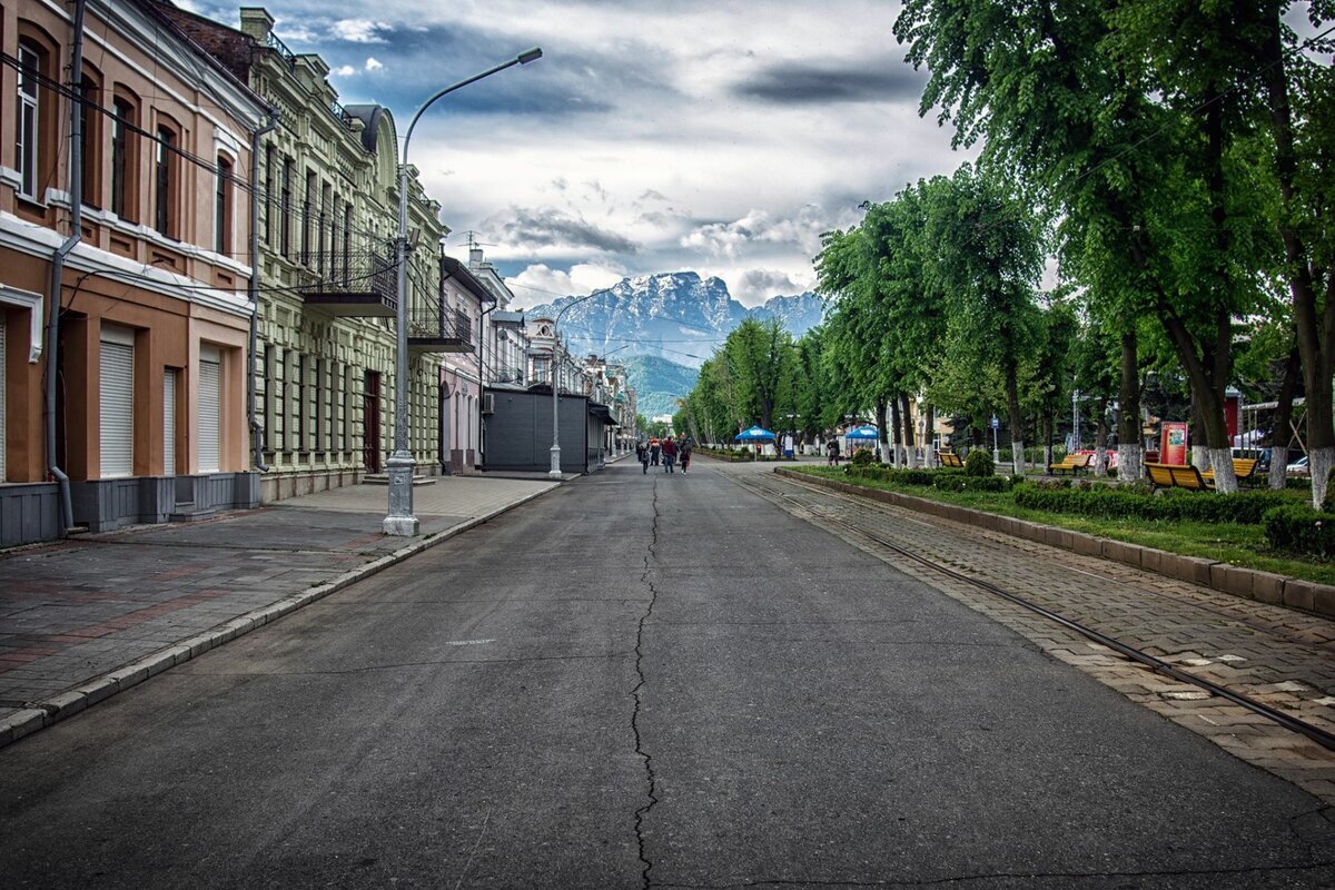 Северная осетия города. Проспект мира Владикавказ. Владикавказ проспект мира горы. Владикавказпрспект мира. Владикавказ Центральная улица.