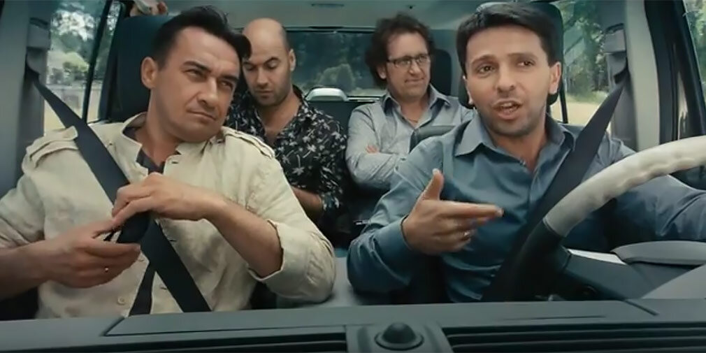 Очень редкий случай для российского кино. И то, задние-то пассажиры без ремней!