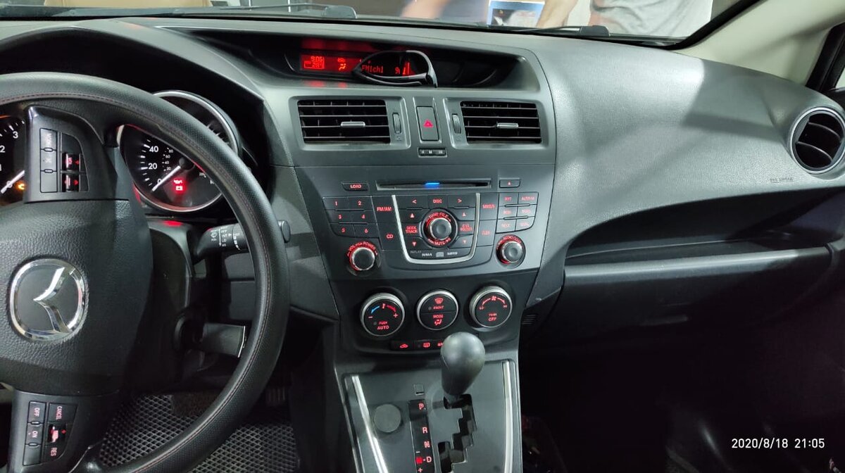 В машине стояла обычная штатная магнитола, в которую вставляется диск и флешка. Хозяин машины решил убрать этот раритет и поставить вместо него 9дюймовый андроид вместе с переходной рамкой,  и с 4 ядерным процессором. 