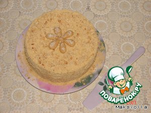 Украшение "цветочек" слепила из взбитого обжаренного арахиса в блендере до образования пластилиновой массы.

