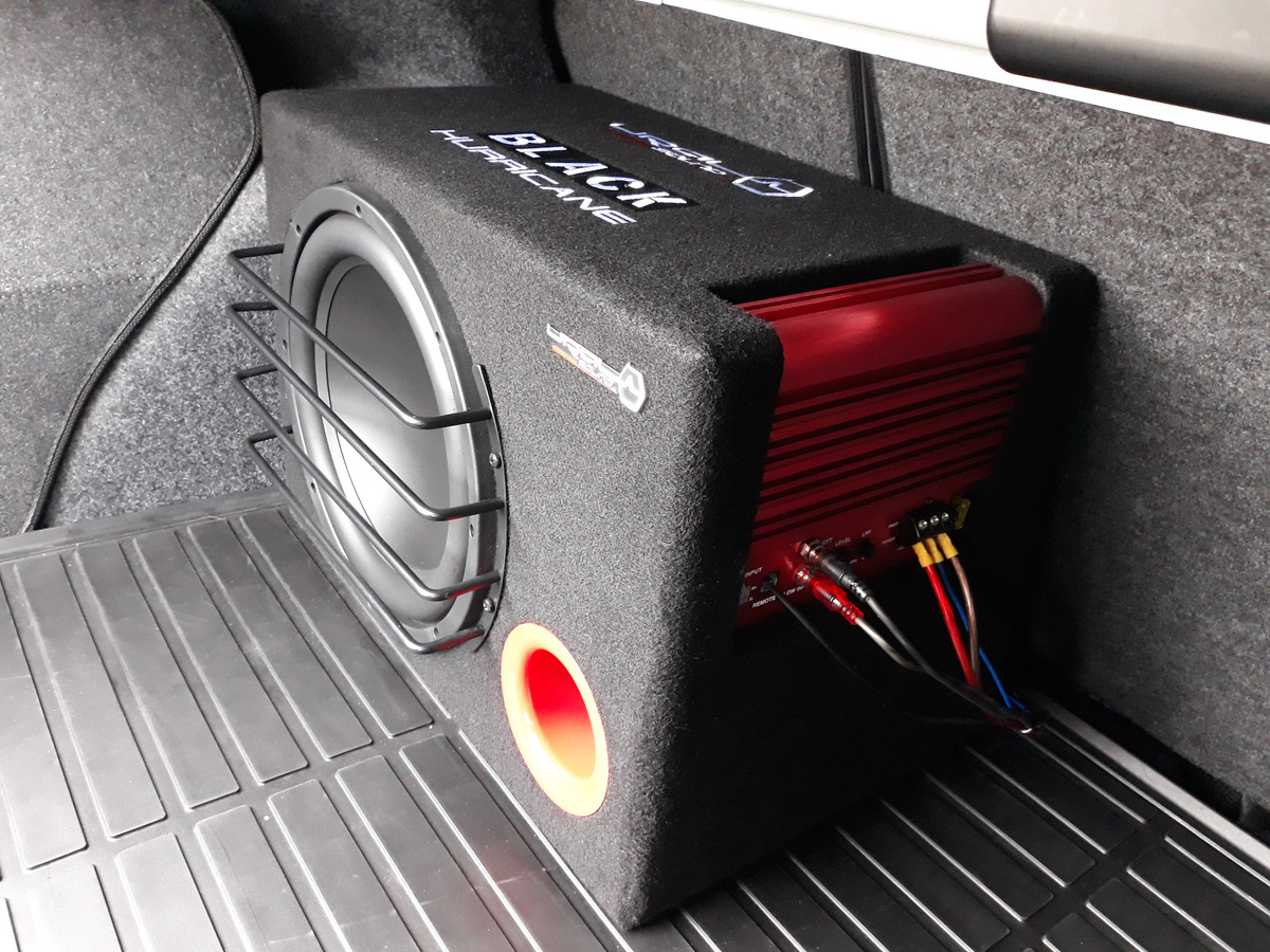 Активный сабвуфер.