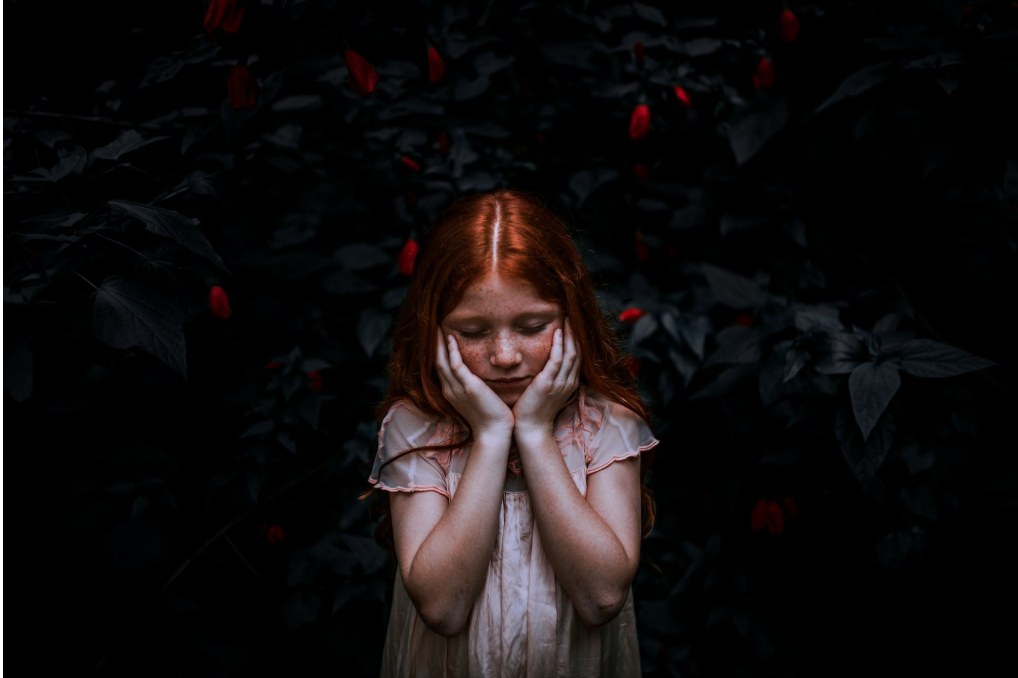 К сожалению, некоторые родители сталкиваются с проблемой – ребенка обижают в школе.  Как определить это на ранней стадии и как с  этим бороться? Зачастую дети не рассказывают об этом родителям, по разным причинам :
•	стыдно признаться, что он стал « белой вороной», 
•	боязнь, что родители пойдут разбираться с обидчиками и станет еще хуже,
•	боязнь непонимания со стороны родителей 
и таких вариантов великое множество …
первые «звоночки» о том ,что что-то не так могут проявляться :
•	категорический отказ идти на учебу (придумывание 1000 и 1 причины для этого)
•	систематически ребенок возвращается в грязной, а то и порванной одежде 
•	приходит домой в плохом настроении, стал замкнутым 
•	понизилась успеваемость, прогулы уроков 
В группу риска может попасть абсолютно любой. Причины для насмешек разнообразны –внешность -«смотрии как у него уши торчат» , плохое зрение «оо,4-х глазый пришел» , национальность, лишний вес, неактивный  ,смена школы и неприятие ребенка коллективом  и много-много других .
Как можно чаще интересуйтесь успехами ребенка в школе, разговаривайте  « по душам» . 
Что же делать, если проблема уже стала явной?  : 
•	Постарайтесь выяснить у ребенка кто именно его обижает, 
•	Уточните ,один ли это человек или группа лиц 
•	Беседа с классным руководителем (если это одноклассники)
•	Беседа с соц педагогом-психологом
При разговоре с ребенком, объясните ему, чтобы не давал реакцию на насмешки . Запишите на спортивную секцию-так он будет себя чувствовать более увереннее. Если новая школа помогите ребенку адаптироваться, пригласите в гости одноклассников. Следите за внешним видом- ребенок всегда должен быть опрятным. Научите ребенка поддерживать других. 
