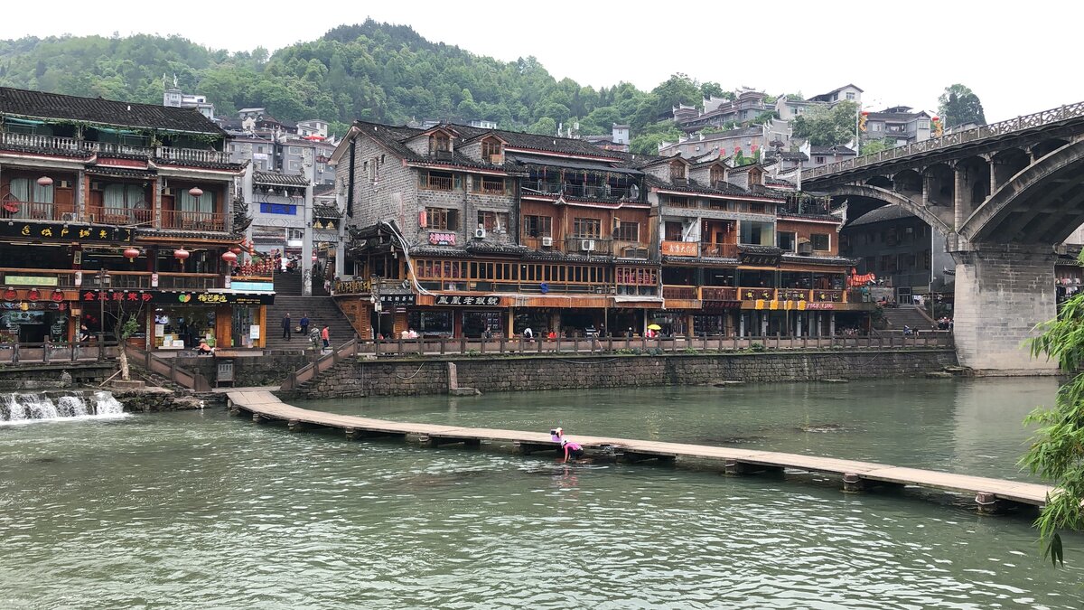 Девушка занята стиркой в главной артерии города 