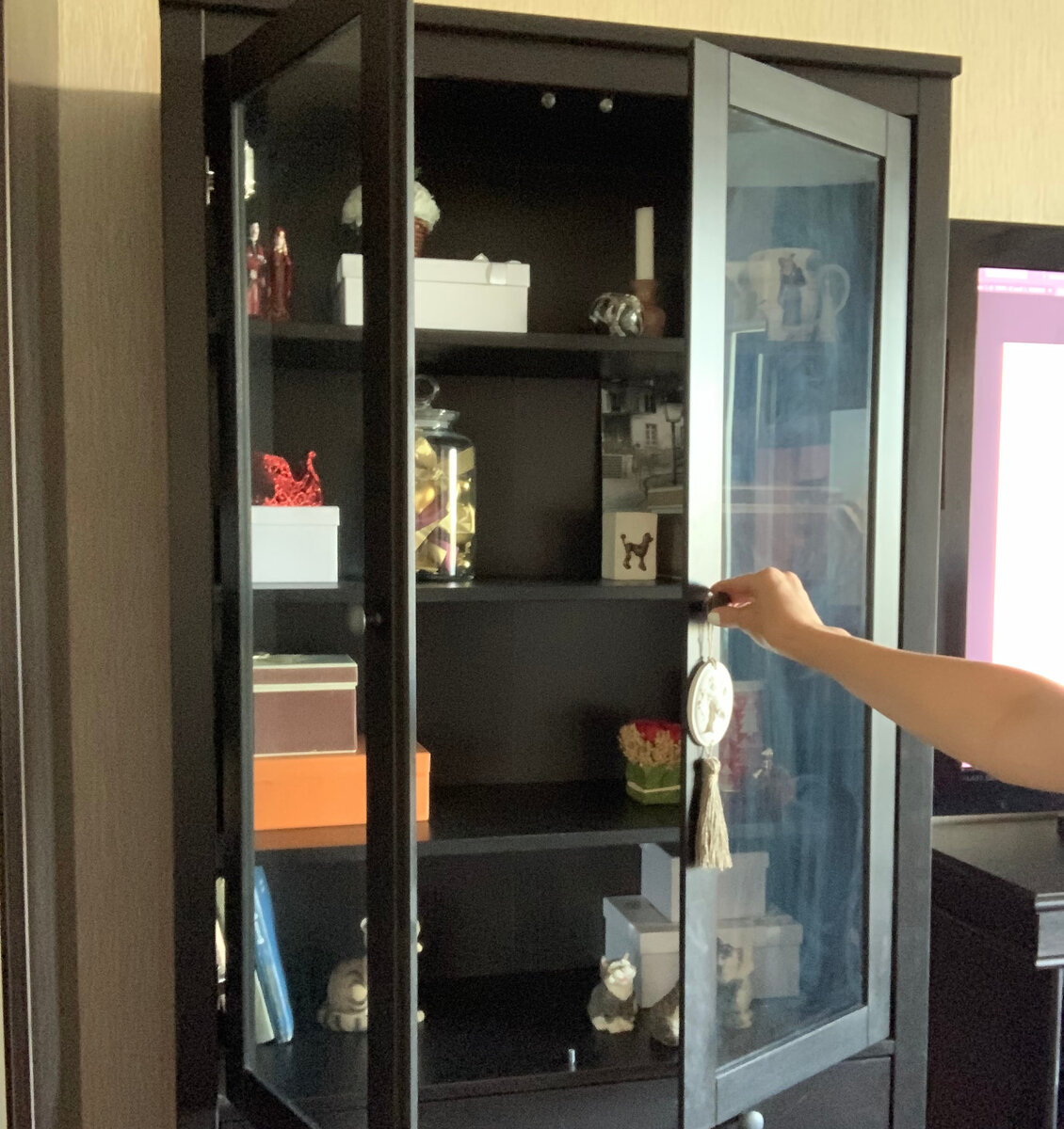 Вот как я оформила одну витрину, а всего их было две