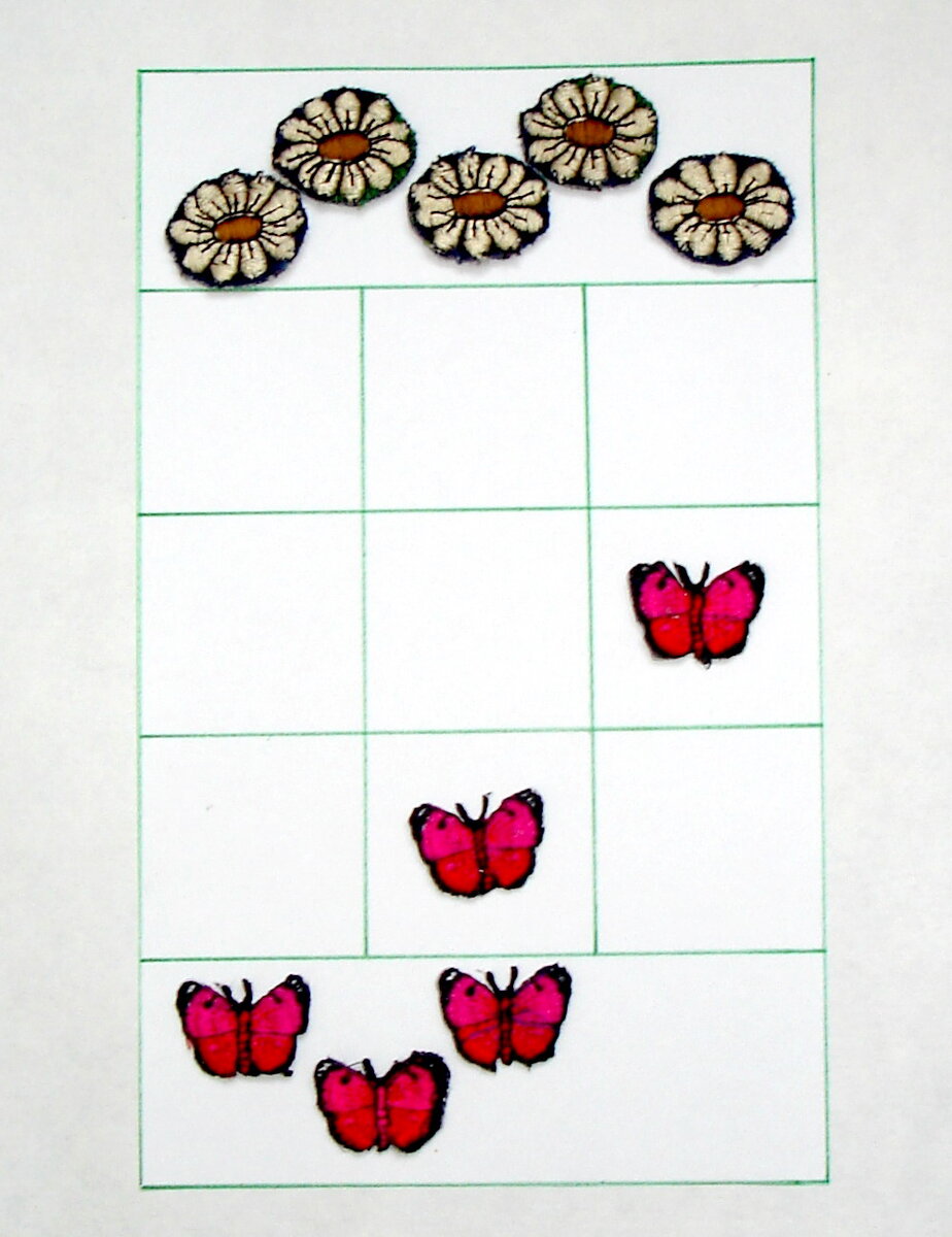 На бумаге нарисовать схему игрового поля, которое состоит из 9 клеток и 2 дополнительных полей для хранения аппликаций. 