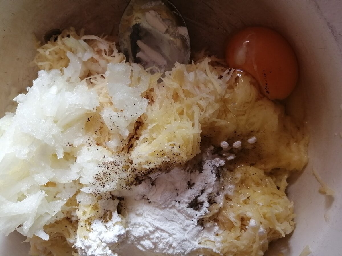 Тертый картофель,яйцо сырое, крахмал, лук репчатый и соль
