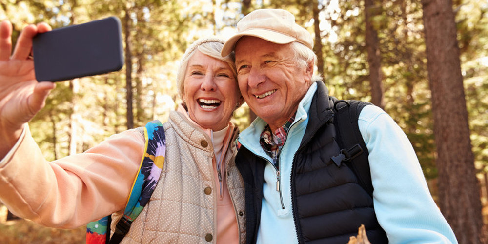 Веселые старики. Картинка взята из источника: https://namenu.ru/upload/news/files/5dae23e53bc8b/5dae22d9d0297.jpg.