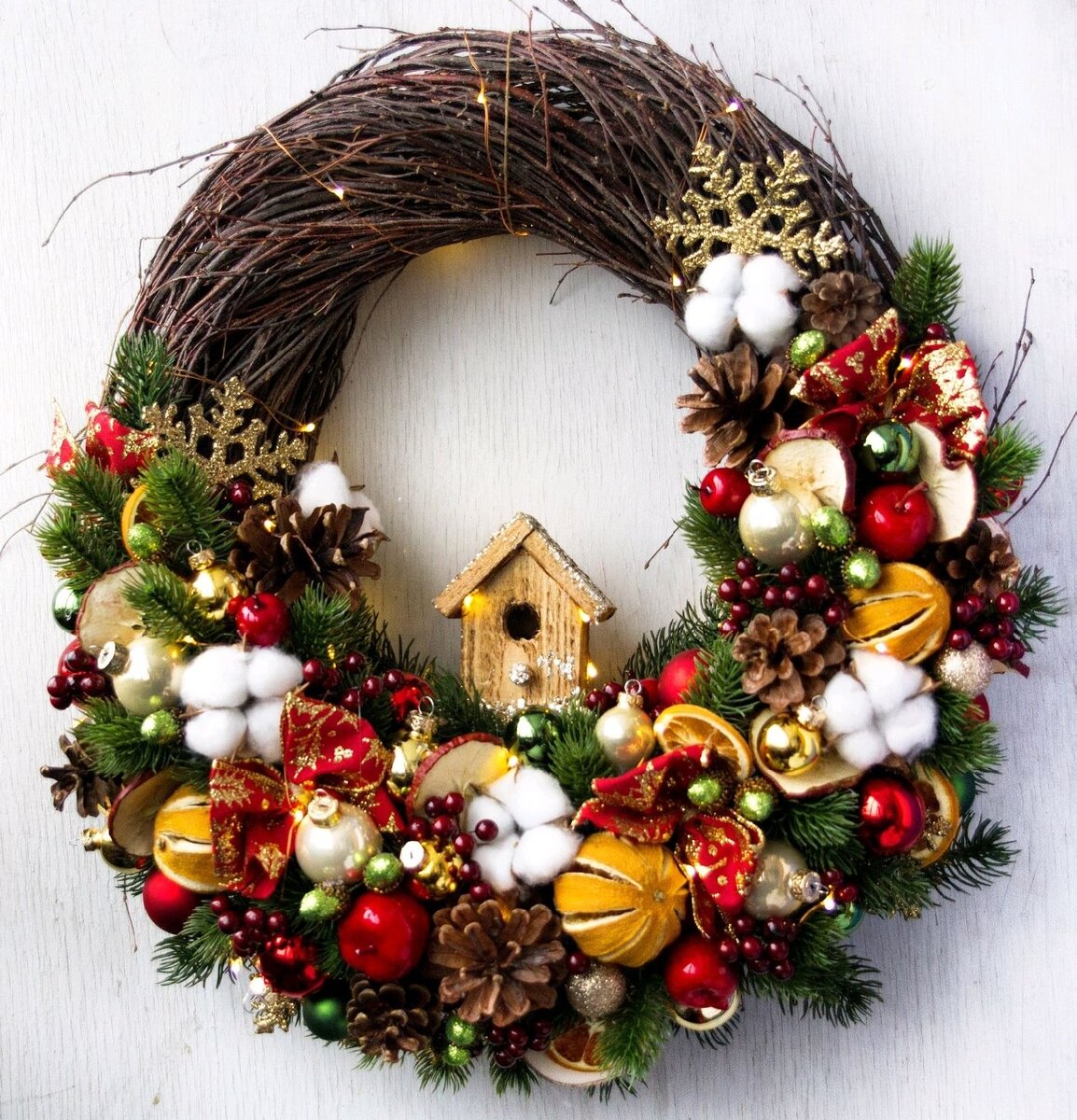 Венок "Домик" с сайта https://www.livemaster.ru/item/29573539-tsvety-i-floristika-venok-domik