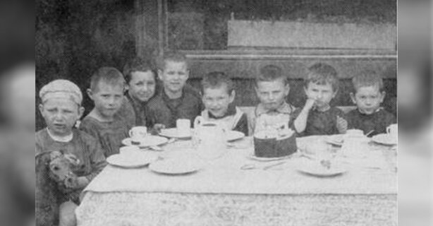 Детский дом для детей членов советского правительства. Шестой слева - Артем Сергеев, седьмая - Таня Фрунзе, восьмой - Василий Сталин. 