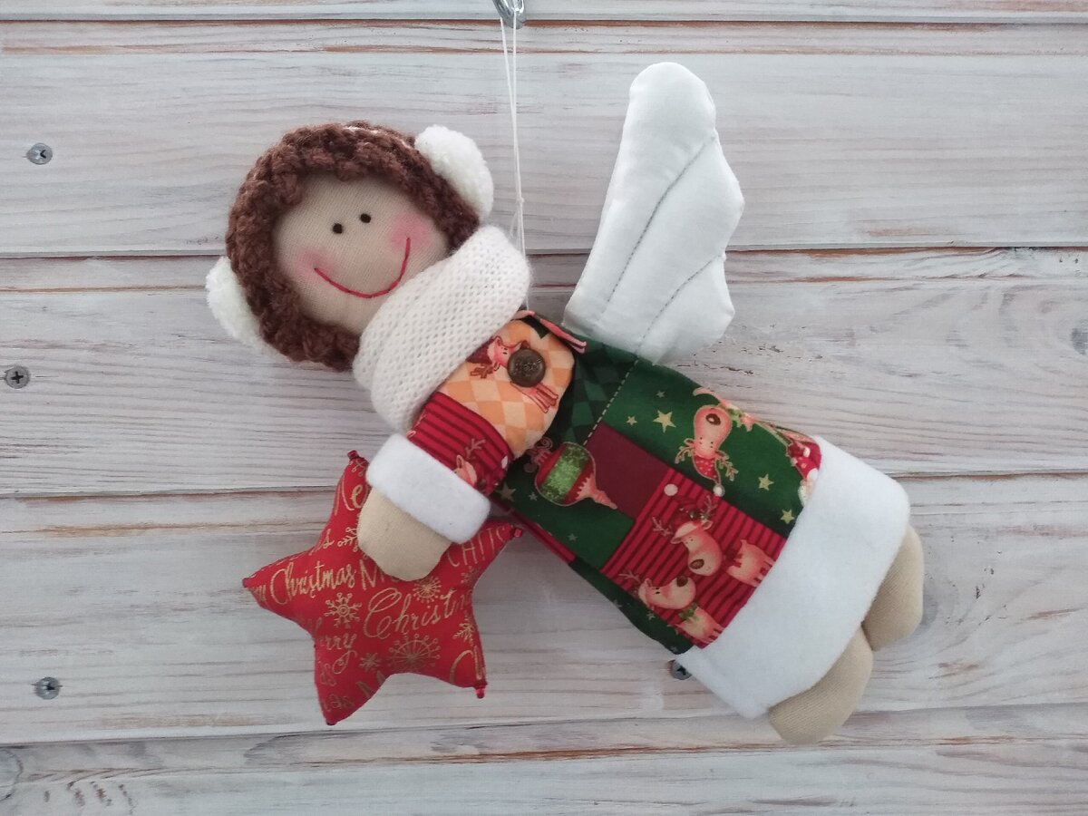 Приветствую всех любителей рукоделия!  Сегодня я сделала очередного  Рождественского ангелочка в красном вязаном пальто. В руках у ангела рождественский венок.-2
