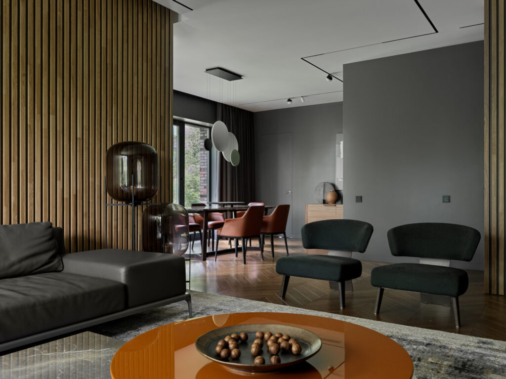 Вид из гостиной на столовую. Стена, скрывающая несущую колонну, обшита деревянными рейками.