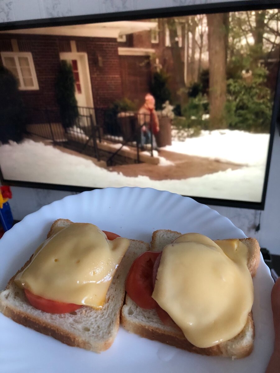 Ещё и горячие бутерброды попросил