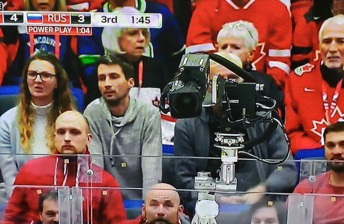 та самая камера, в которую прилетела шайба