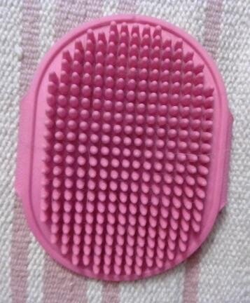 Резиновая расческа для шерсти. Удобна в использовании и надевается на руку