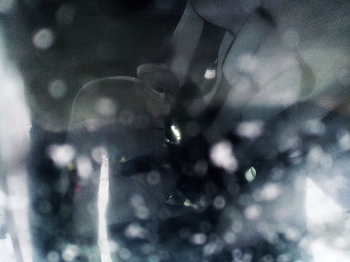 Вот они, ключи, посередине фото - снизу. Фото через окошко, машина закрыта:( Видит око, да зуб неймёт