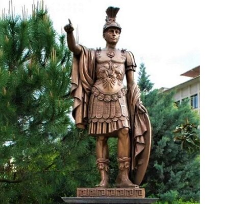 Памятник царю Пирру, установленный в греческом городе Янина (античной Додоне – столице Древнего Эпирского царства)