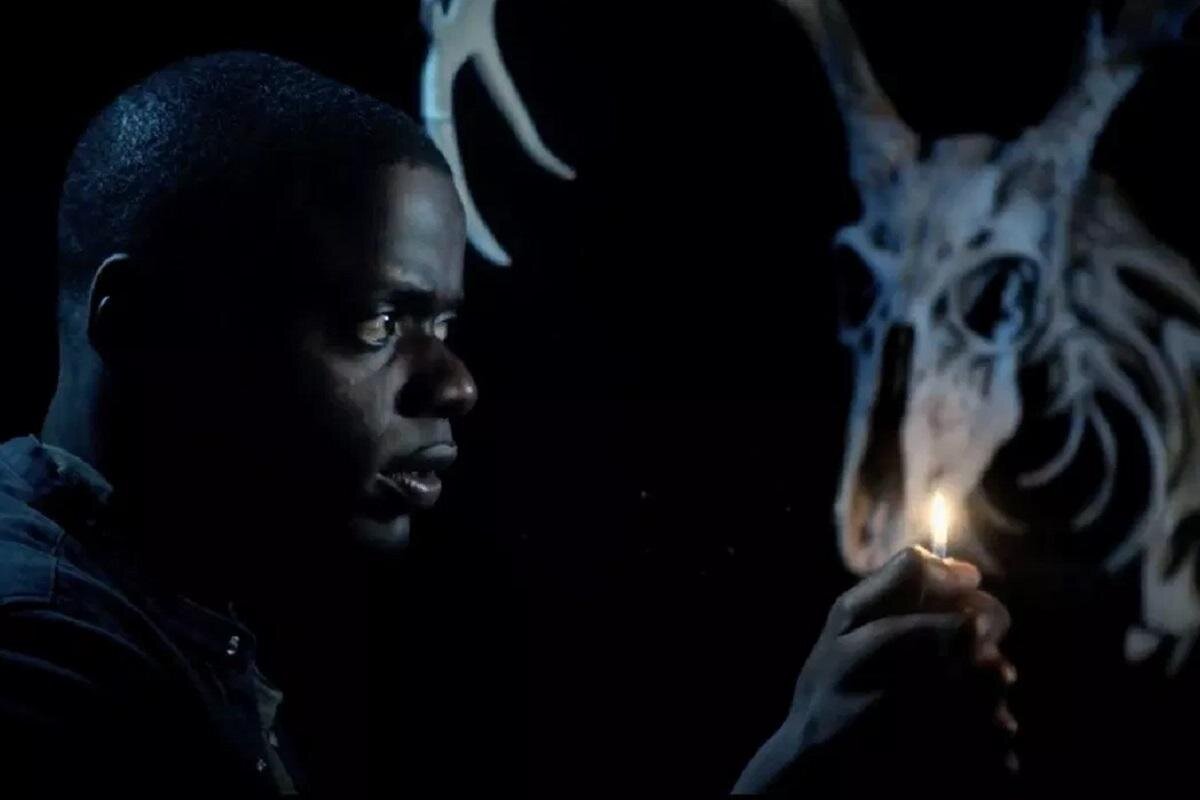 Не будьте расистами - простая мысль, которую пытается донести режиссёр «Прочь». Все расы достойны того, чтобы жить. 