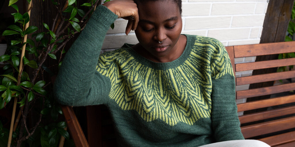 Вязаный спицами жаккардовый пуловер с круглой кокеткой