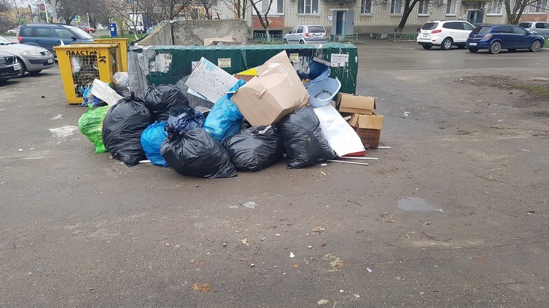 Мусоровоз с контейнеров мусор забрал, а пакеты сбоку так и остались валяться