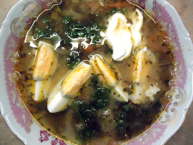 Щи из щавеля с молодой капустой, крапивой и снытью