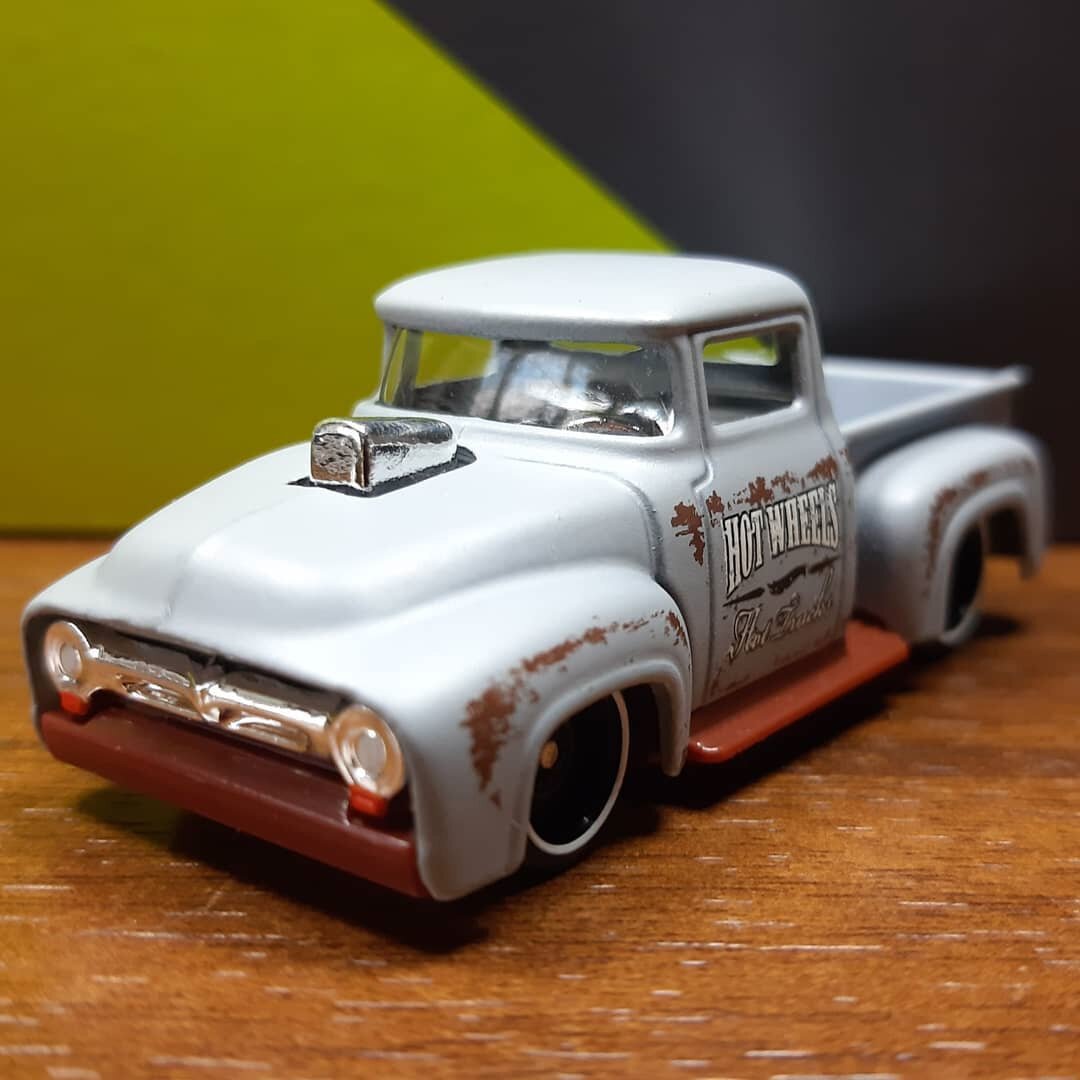 Всем привет. Сегодня хочу Вам показать автомобиль из моей коллекции. Hot Wheels Custom 1956 Ford Truck серия HW Hot Trucks  2/10. Год выпуска модели 2008 - 2016 год. Автомобиль в кузове пикап. Кузов машинки верхняя часть металл. Нижняя пластик. Данная модель была доработана. Передняя часть. Фары в белый. Поворотники в оранжевый. Задняя часть. Фонари в красный цвет. Выхлоп в хром. После не больших доработок машина стала гораздо лучше выглядеть. Если Вам не сложно поставьте лайк и обязательно подпишитесь на канал. Оставляйте Ваши комментарии. Интересно узнать Ваше мнение. Напишите если у Вас такая машина и в каком цвете. Я постараюсь для Вас делать интересный контент. Спасибо 