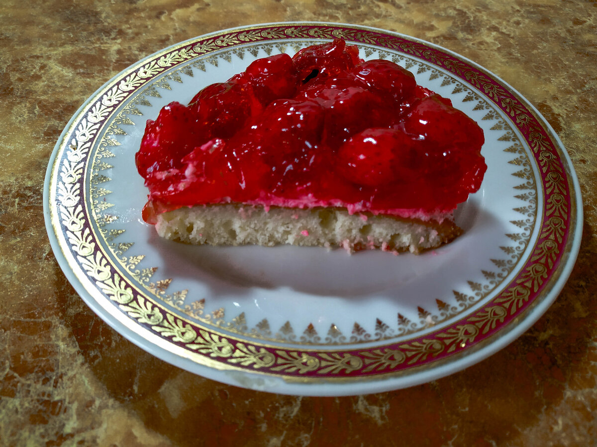 Тирольский пирог с клубникой