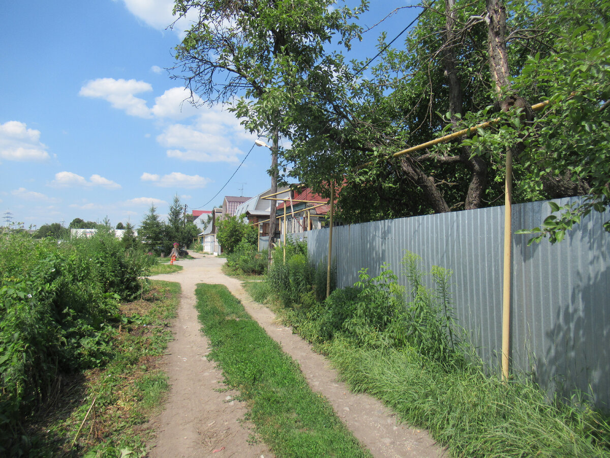 И это называется улицей, да еще и Пролетарской набережной