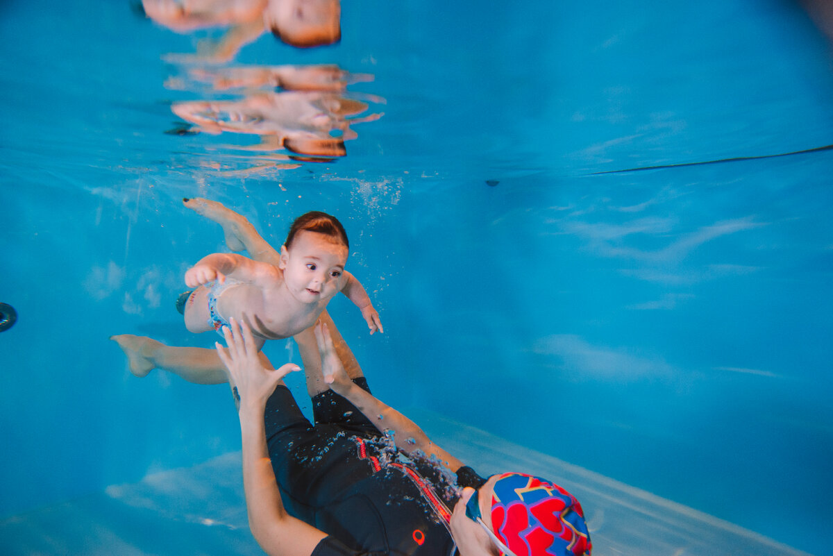 занятия в детском бассейне показано детям с любым темпераментом. 