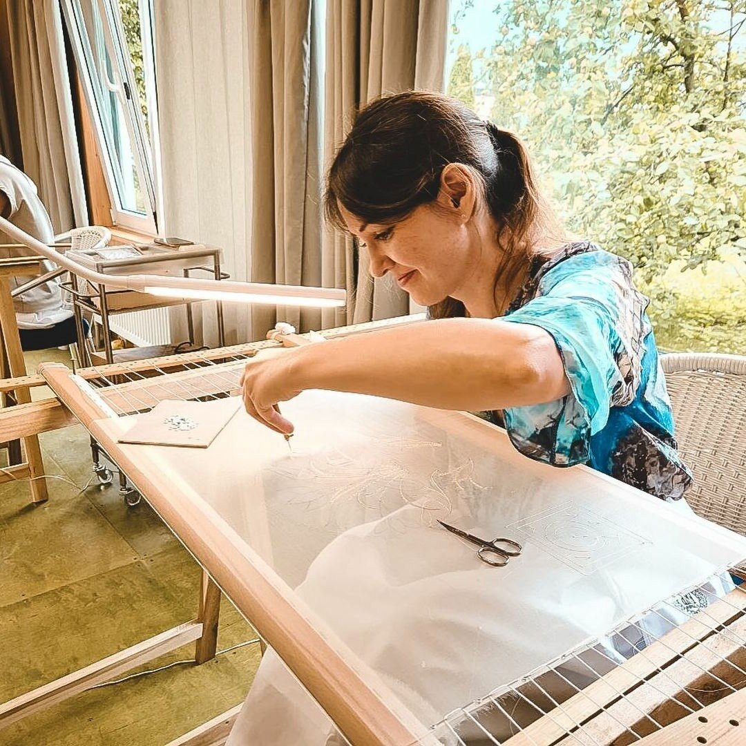 Ученица курса п вышивке школы EMB Centre