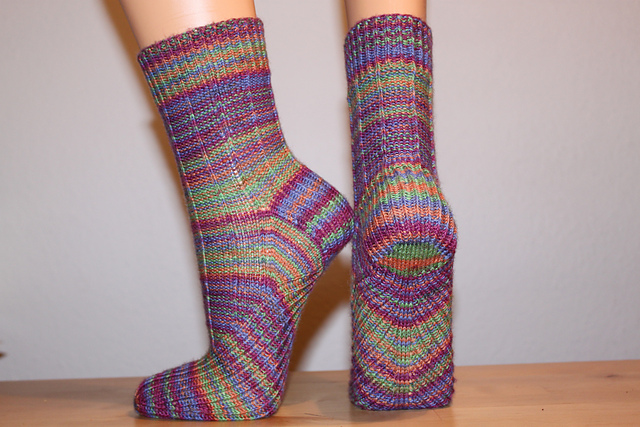 Продолжаю собирать необычные способы вязания носков 1. Носки с подошвой -арка или структурные арочные носки.