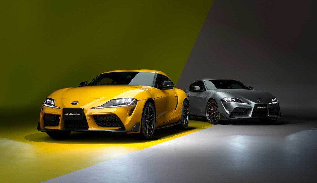 Спорткары из юбилейной серии в первую очередь отличаются лимитированными цветами кузова и особой отделкой интерьера. Моторов имеется два на выбор, а восьмидиапазонный «автомат» и задний привод подразумеваются во всех случаях.