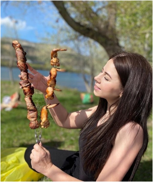 Девушка и шашлык