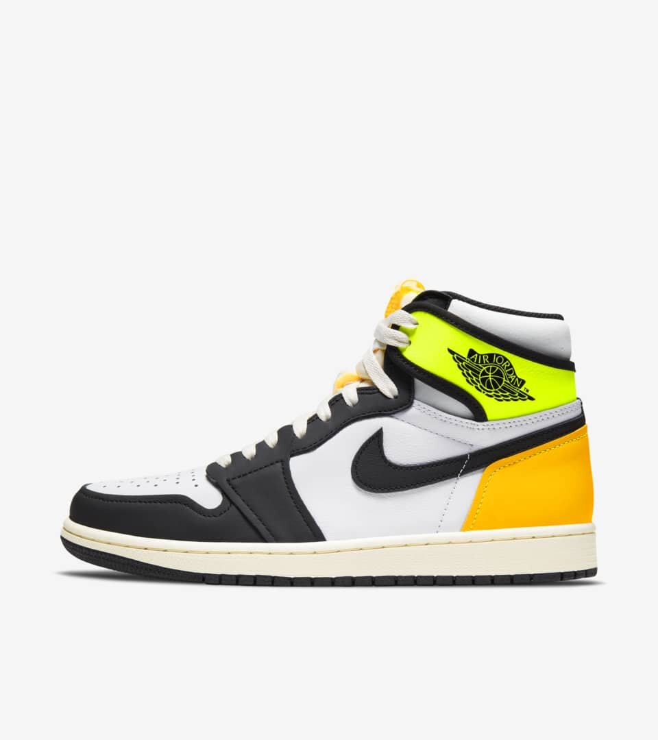 Если кому-то интересно, то модель называется Air Jordan 1 Retro High 'Volt Gold'