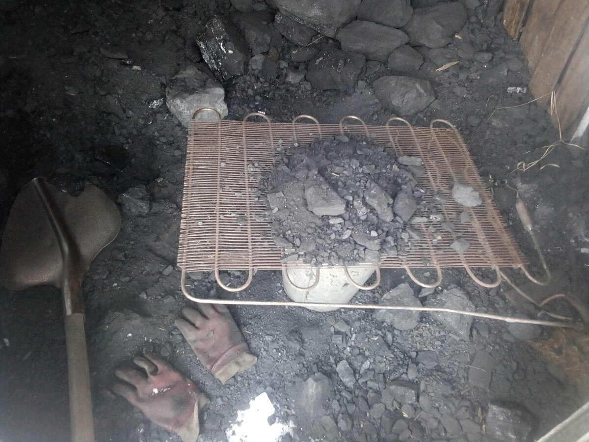 Просеивание угля. Совковая лопата, перчатки маслостойкие, ведро 12 литров, радиатор от старого холодильника "Памир".